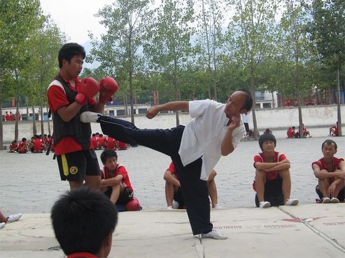 少林寺释小龙武校教练严厉训练的背后